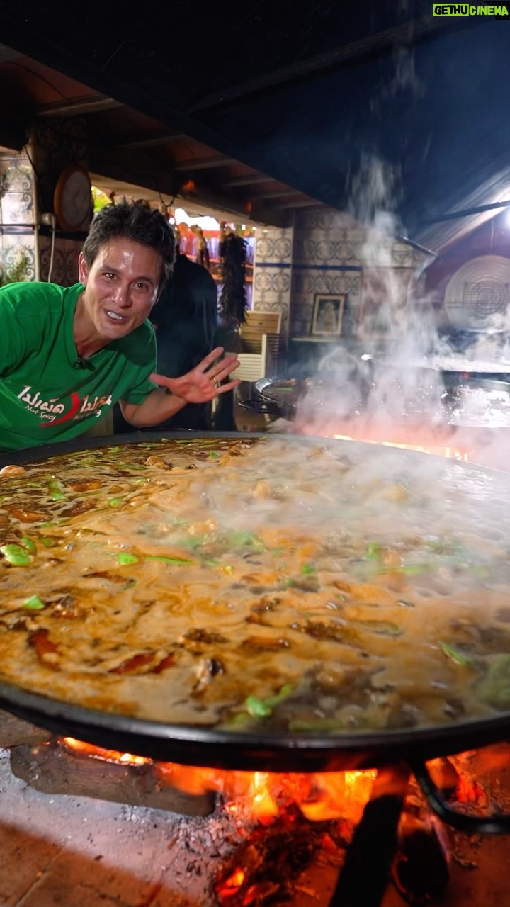 Mark Wiens Instagram - Real deal authentic Paella in Valencia! π₯ Ultimate paella tour with @pacoalanaranja @wikipaella_oficial in #Valencia #Spain π Barraca Toni Montoliu @xtremefoodies_ @finediningexp La Barraca De Toni Montoliu
