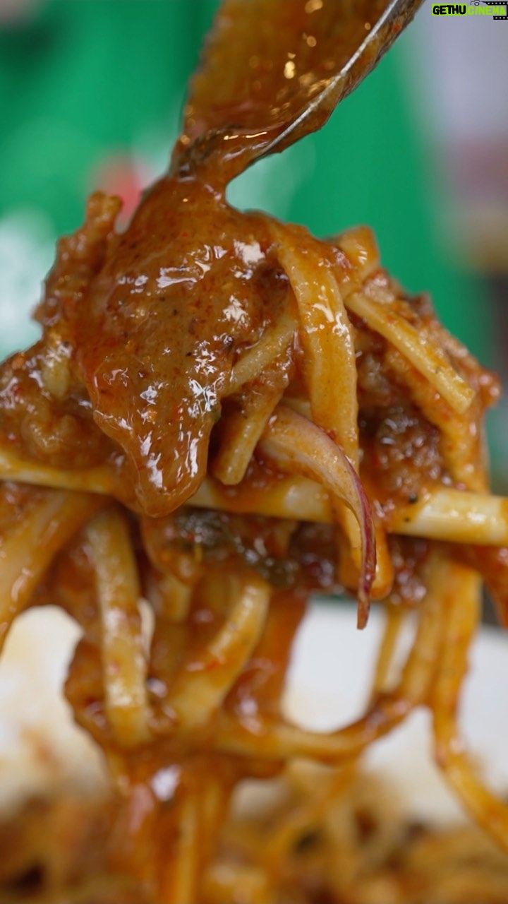 Mark Wiens Instagram - Eating one one of the best bowls of beef khao soi (ข้าวซอยเนื้อ), curry noodles with @kru_joel #ChiangMai #streetfood #khaosoi 📍 Khao Soi Loong Surin ข้าวซอยลุงสุรินทร์ ร้านข้าวซอยลุงสุรินทร์ ดอยปุย