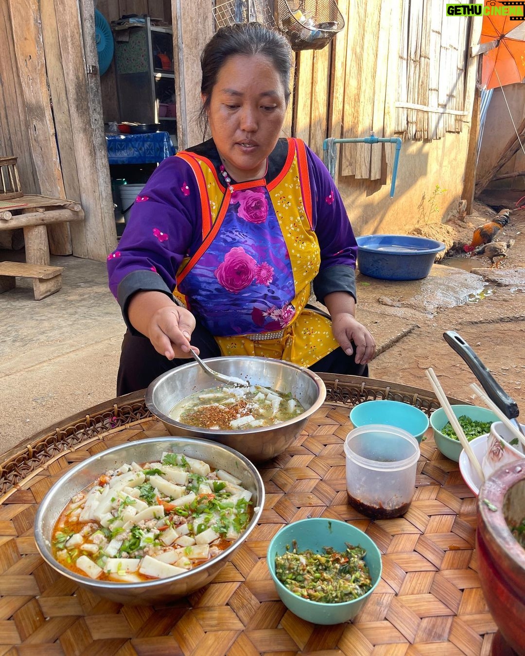 Mark Wiens Instagram - Amazing meal with a Lisu Hill-tribe family. Khao raem fuen (ข้าวแรมฟืน), basically rice jelly, cut into chunks and made two ways - one with tomato 🍅 and minced pork, another served cold with pickled mustard greens 🥬. 📍 Many thanks to Lisu Lodge @asian_oasis #ChiangMai #Thailand #Lisu #villagefood