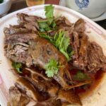 Mark Wiens Instagram - Bangkok’s best braised goose! With @itan @pongtap_lunlaman @baanpukaidong #Bangkok #Thailand 📍อุไร ห่านพะโล้ Urai Han Paloe อุไร ห่านพะโล้ ทรงวาด
