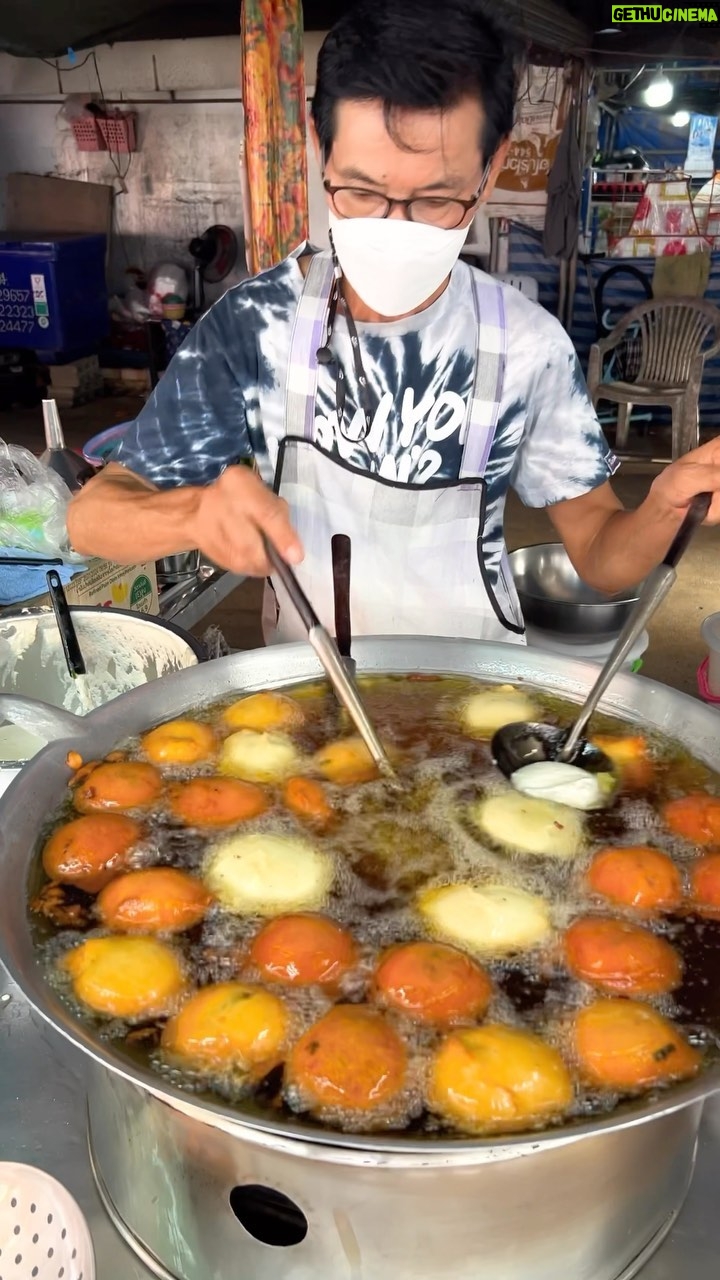 Mark Wiens Instagram - Deep fried spoon buns at market in Thailand! 🇹🇭 Thung Song (ทุ่งสง), Nakhon Si Thammarat #Thailand #ThaiFood ทุ่งสง นครศรีธรรมราช