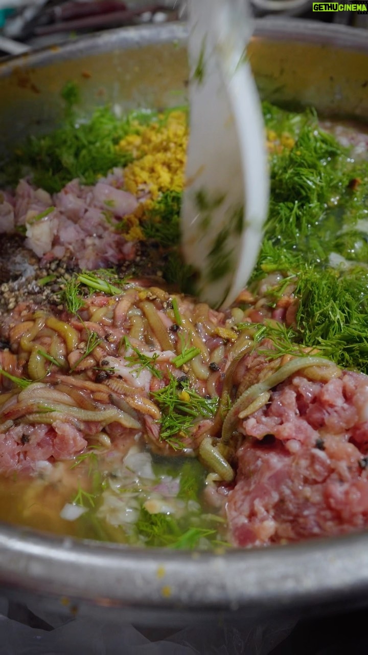 Mark Wiens Instagram - Sand worm omelet - one of my new favorite Vietnamese foods! Chả rươi is a delicacy in Hanoi. With @hanoifood2021 #VietnameseFood #streetfood #Hanoi 📍 Cửa Hàng Chả Rươi Hưng Thịnh, Hanoi, Vietnam
