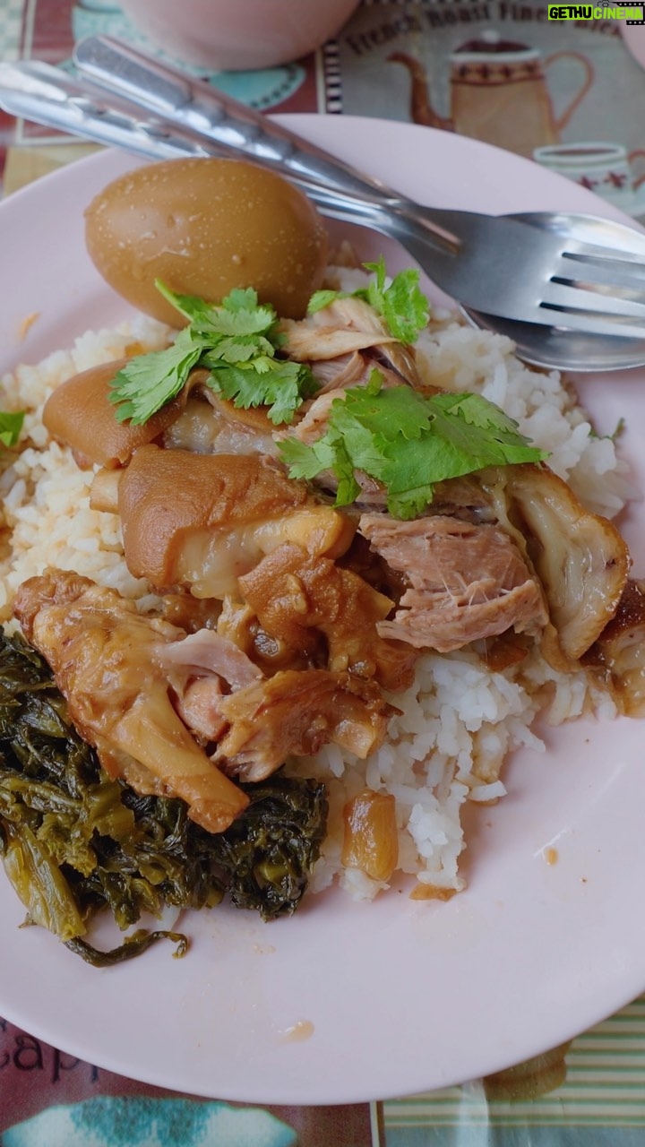 Mark Wiens Instagram - Insanely tender, melt in your mouth stewed pork leg! 📍 Nai Uu Pork Leg Stew (ขาหมูนายอุ๊ พลับพลาไชย) #Bangkok #streetfood #ThaiFood ข้าวขาหมูนายอุ๊