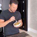 Mark Wright Instagram - CHICKEN SATAY RAINBOW SALAD. 🥜🥗 Without a doubt the best salad I’ve ever made. So good, you gotta try this one. Stays good in the fridge for a few days too so perfect for meal prepping. Can also swap your protein to whatever you like, prawns would be 👌🏼. Makes enough for 4. More recipes like this tailored totally to you through our @_livewright_ coaching Salad ingredients: - red cabbage (a wedge) - 1 large romaine Lettuce - A third of a cucumber deseeded - 4 spring onions - 1 pepper - 3 carrots (grated) - 400g chicken Dressing (I used a normal dessert spoon unless it says otherwise): 3 spoons of soy sauce 3 spoons of peanut butter (melt this slightly over a low heat) 1tsp sriracha 2 spoons rice vinegar Juice of half a lime 1 spoon of toasted sesame oil 1 spoon maple syrup 1 tsp ginger 1 tsp garlic