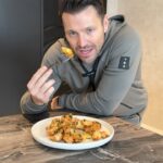 Mark Wright Instagram - Crispy Chicken Bites with a Garlic and Parsley Butter AKA mini chicken kievs! So good and so quick to make plus only a few ingredients needed - a lot of which you probably already have at home. Also a sneak preview of the new @aytee7* collection 👀 *own brand INGREDIENTS: 2 chicken breasts 1 cup of panko breadcrumbs 1 egg 1/2 cup of flour Spray olive oil 50g butter 2 cloves of garlic Small bunch of parsley Salt & pepper METHOD: 1. Prep your breading station, use three bowls one for the flour, one for the beaten egg and the last for the panko crumbs. Season the crumbs with some salt and pepper. 2. Cut your chicken into bite size pieces then dip each piece into the three bowls. Flour first, egg second and panko last - really push each piece into the panko for an even an even coating. 3. Pop into the air fryer and spray with olive oil. Bake for 7 minutes on each side (turn half way and spray with the olive oil again) then check they are fully cooked through. 4. While your chicken is cooking, melt your butter on a low heat, add your garlic and cook for a minute or two (careful not to burn, keep the heat low) then add your parsley. 5. Remove your chicken from the air fryer and pour over your garlic butter. Loads more recipes like this only tailored to your own goals on @_livewright_ (own brand) 👊🏼