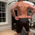Mark Wright Instagram - @_livewright_ 40 min Back blast!! 4 sets of each exercise 8-10 reps hitting 100% fatigue on last rep I know that pull ups are hard if you have just started, so try a machine that has support weight or a good friend that can help you by supporting your legs to take some weight off. Even starting with 2-3 reps of pull ups is worth it. It’s an incredible exercise and you will get stronger each time helping you eventually to achieve 8-10 reps 💪🏽