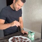 Mark Wright Instagram - Snickers Protein Bites🥜🍫 These literally take 10 minutes to make and are the perfect substitute for that ‘bit of chocolate’ after dinner while keeping it balanced. Loads more recipes like this on @_livewright_ 🙌🏼 Ingredients: 2 bananas A handful of pretzels A scoop of vanilla protein 200g dark chocolate Sea salt 2 cups of peanut butter small cupcake cases Method: 1. Melt your chocolate in a bowl over some boiling water. 2. While that is melting, in a separate pan melt your peanut butter on a low heat, once melted add your protein and stir till smooth. 3. Slice your banana then put two slices in each mini case. Top the banana with teaspoon of the peanut protein mix and then top with a pretzel. Push down slightly to flatted out the bite then top with melted chocolate and a sprinkle of sea sat. 4. Leave to set in the fridge for 30 mins (then keep them in the fridge in an air tight container.