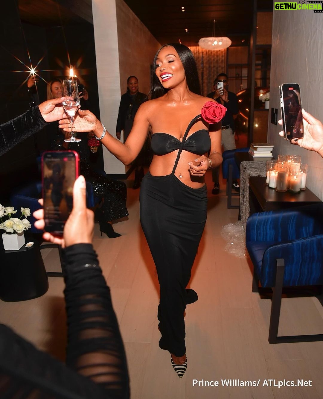 Marlo Hampton Instagram - A rose that grew from the concrete π₯ Fit: @magdabutrym @judithleiberny @jimmychoo π @idealdiamond_atl Glam: @tlcdivo @tia.did.it @kendrasboutique π
π½@thanailsamurai π @nobuatlanta πΈ @atlpics Nobu Atlanta