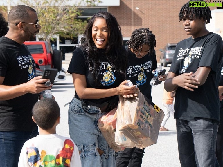 Marlo Hampton Instagram - Uniting for Our Community!!! The pleasure was mine participating in the FIT/SPC Thanksgiving Food Distribution Event — “We distributed 250 turkeys, more than 200 bags of groceries, 235 snack packs, and a gift card for each family. We know that we impacted the lives of more than 250 families, totaling more than 1100 people in those families.” #FIT @stpetersburgcollege Special thanks to @jah331 and all my friends & family back home @fashionjunkyqueen @daidream_ @tonyafudge @bald.the.beautiful @tish_.therealtor @sipcwinery 📸 @danitaharrisonphotography