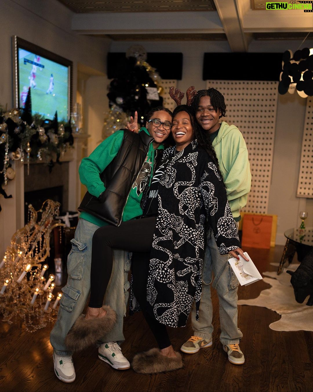 Marlo Hampton Instagram - Family, Fun & 👜 Santa delivered 🎁🎁 <— 🤩