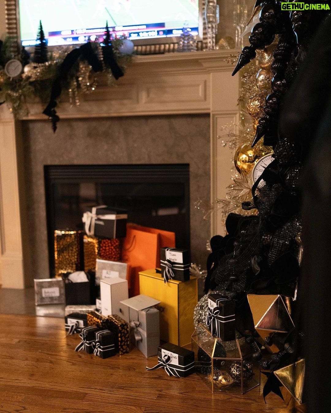 Marlo Hampton Instagram - Family, Fun & 👜 Santa delivered 🎁🎁 <— 🤩