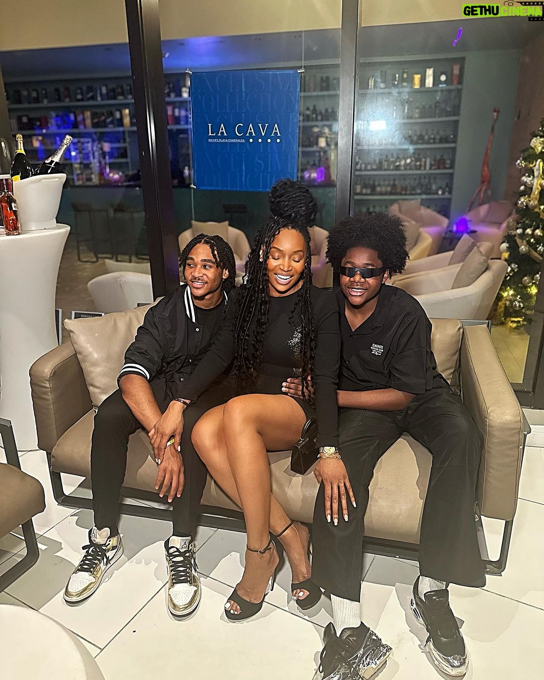 Marlo Hampton Instagram - My life, my rules. Living it to the fullest. Dinner 🍽️ and a show 🎪with the family at @clubmedmichesplayaesmeralda - the theme was Black ▪️with a touch of Silver 🪙or Gold 🌟 @clubmed — William danced all night 🕺🏾it warmed my heart to see him enjoy himself so much!!! #clubmed #clubmedmichesplayaesmeralda #thatslespritlibre #clubmedmiches Club Med Michès Playa Esmeralda
