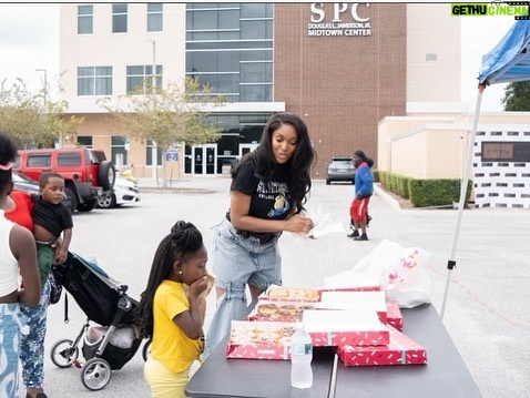 Marlo Hampton Instagram - Uniting for Our Community!!! The pleasure was mine participating in the FIT/SPC Thanksgiving Food Distribution Event — “We distributed 250 turkeys, more than 200 bags of groceries, 235 snack packs, and a gift card for each family. We know that we impacted the lives of more than 250 families, totaling more than 1100 people in those families.” #FIT @stpetersburgcollege Special thanks to @jah331 and all my friends & family back home @fashionjunkyqueen @daidream_ @tonyafudge @bald.the.beautiful @tish_.therealtor @sipcwinery 📸 @danitaharrisonphotography