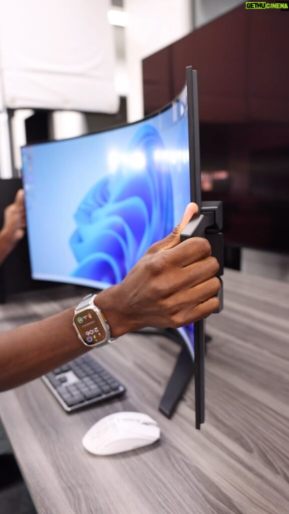 Marques Brownlee Instagram - Corsair made a bendable ultra wide monitor, because why not. Turns out it’s actually a really solid display too