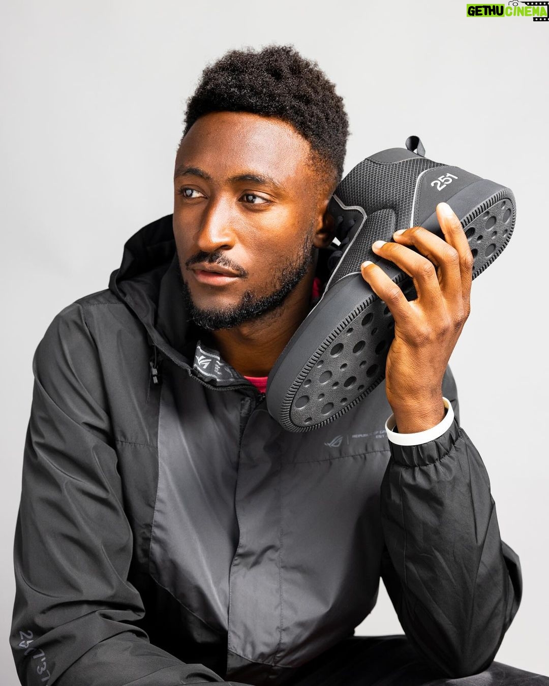 Marques Brownlee Instagram - Introducing a new colorway and updated design: 251.1. Now in matte black. (Plus a new water repellent ripstop mesh and a little touch of silver reflective detail for the winter) atoms.com!