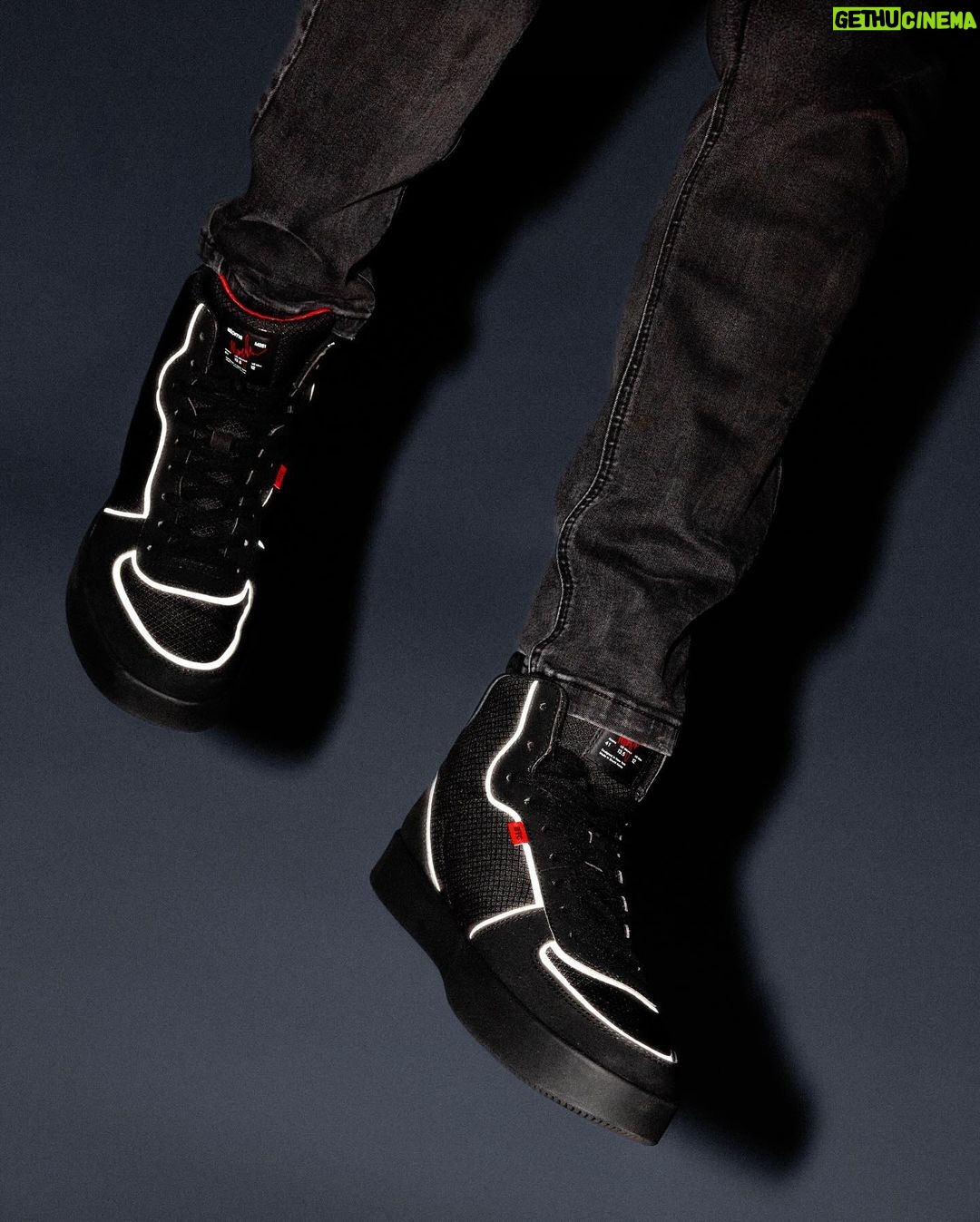 Marques Brownlee Instagram - Introducing a new colorway and updated design: 251.1. Now in matte black. (Plus a new water repellent ripstop mesh and a little touch of silver reflective detail for the winter) atoms.com!