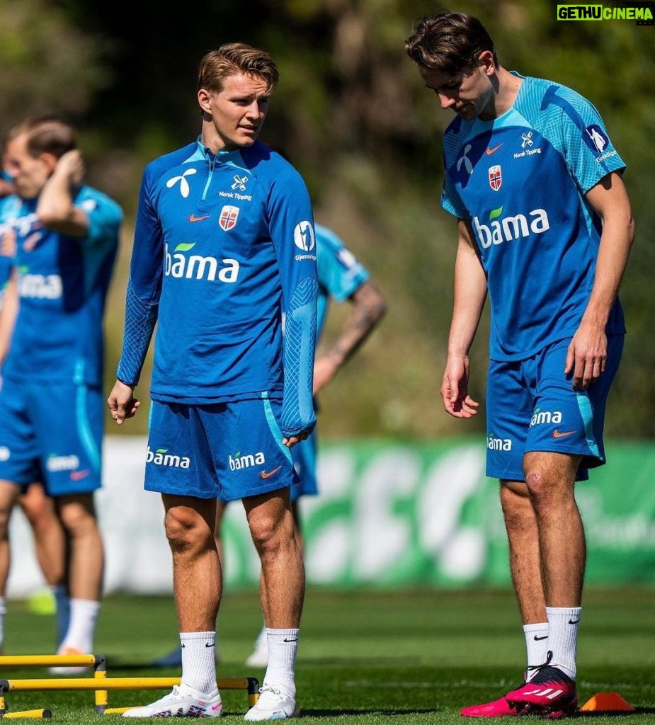 Martin Ødegaard Instagram - Back with 🇳🇴🙌🏼