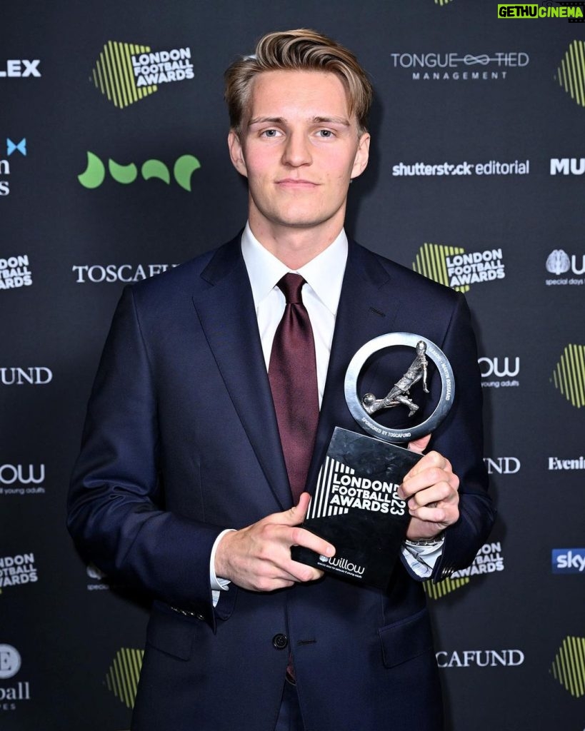 Martin Ødegaard Instagram - Very proud to receive this award at the London Football Awards last night. Thank you🙏🏼 @willowfoundation you’re doing amazing work👏🏼