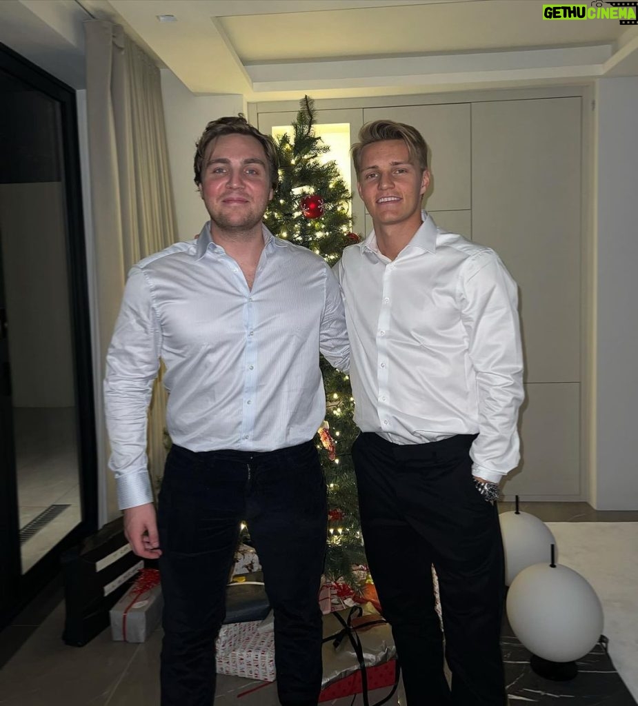 Martin Ødegaard Instagram - Merry Christmas everyone🎅🏼💫