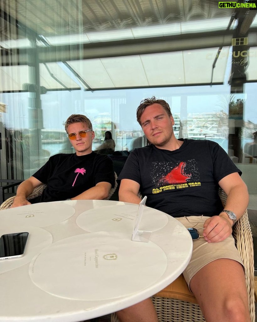 Martin Ødegaard Instagram - Good break Now back to work ⚽🇬🇧