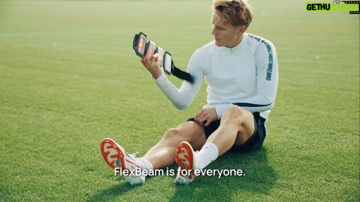 Martin Ødegaard Instagram - #ad ⚽️FlexBeam & Martin Ødegaard Giveaway⚽️ My favourite new tool to help me recover as fast as I can 🔋 I do everything I can to be ready to help the team and I use @theflexbeam to help repair my muscles between games and recover at home. Want to win one for yourself, and an autographed football?⚽⚡ To enter just: ✔️Follow @theflexbeam and @odegaard.98 ✔️Comment how you would use red light therapy ✔️Tag a friend, so they don’t miss out! 👀 One winner will be chosen! You have until Dec. 4 at 11:59pm CET to enter, and the winner will be contacted via Instagram DMs on Dec. 5. Good luck! This promotion is in no way sponsored, endorsed, administered by, or associated with, Instagram. By entering, entrants confirm that they release Instagram of responsibility, and agree to Instagram’s terms of use.