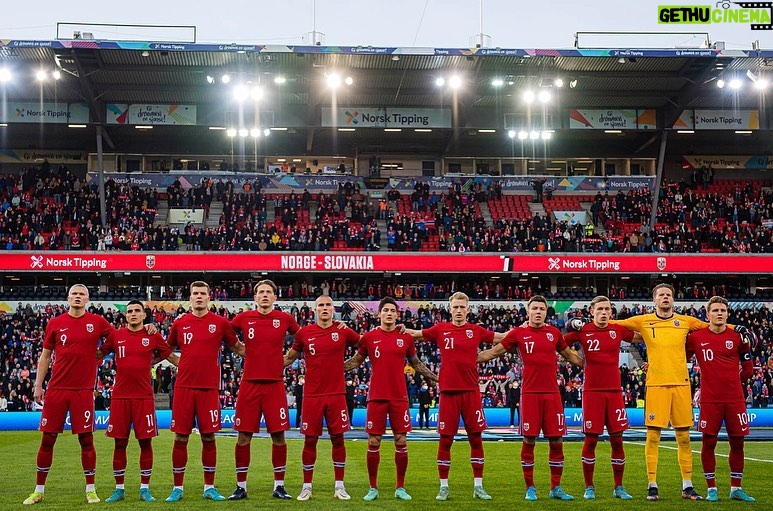 Martin Ødegaard Instagram - Fin samling, deilig lag🇳🇴 Takk til alle som kom på Ullevaal👏🏼