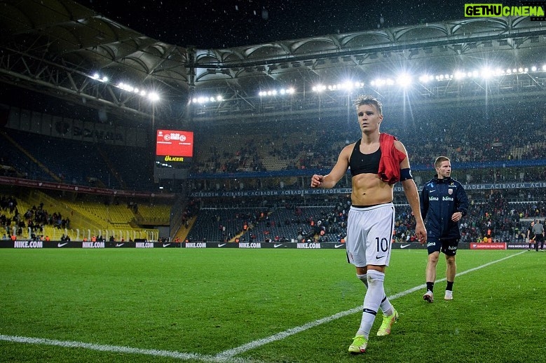 Martin Ødegaard Instagram - 🇹🇷-🇳🇴 Kadıköy Fenerbahçe Sükrü Saraçoglu Stad