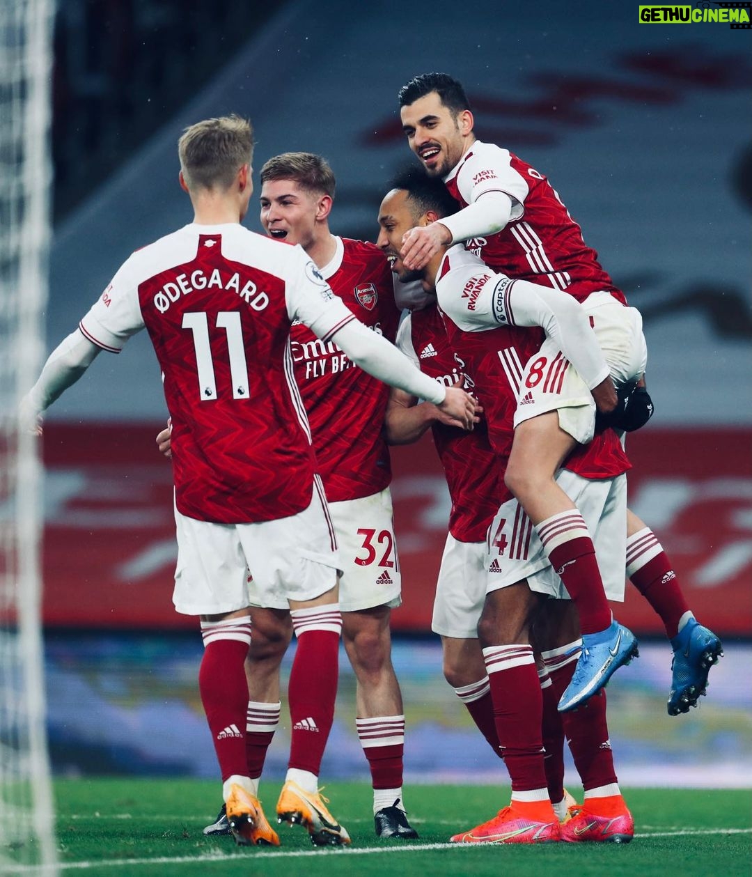 Martin Ødegaard Instagram - Good morning, gunners! 🙌🏼 Big win, big team. Well done, @auba 👏🏼⚽️⚽️⚽️ Emirates Stadium