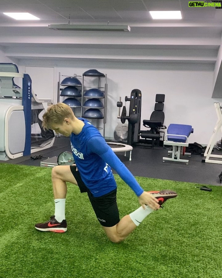 Martin Ødegaard Instagram - Thanks for the nomination @casperruud ! Make it more difficult next time 😉 I nominate @jantelov1 @iverfossum @adnanjanuzaj and @inigoalmandoz Good luck 🤪 #fitnesschallenge