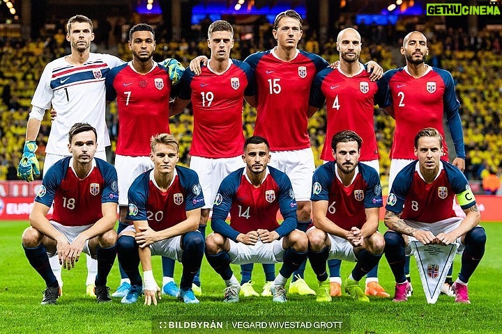 Martin Ødegaard Instagram - Stolt av å spille for Norge. Stolt av å være en del av det laget her. Alt er fortsatt mulig! ❤️🇳🇴
