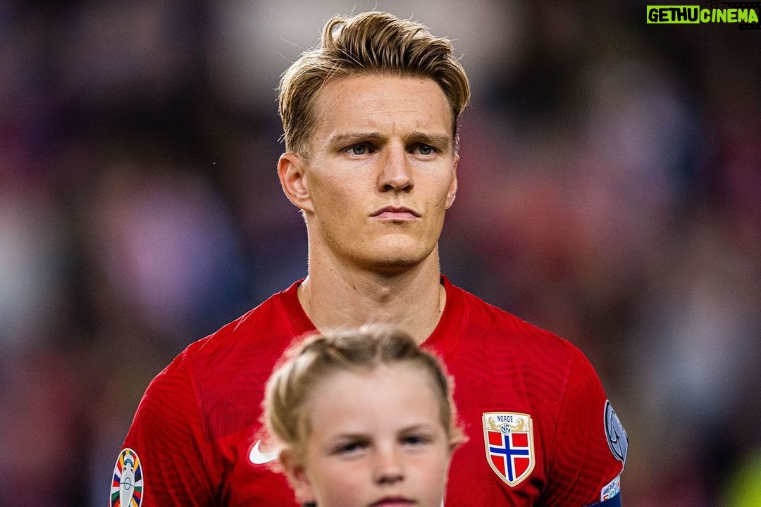 Martin Ødegaard Instagram - Fin samling med gutta🇳🇴❤️ Vi fighter videre! Takk for fantastisk støtte og stemning på Ullevaal! Ses i oktober 👊🏼