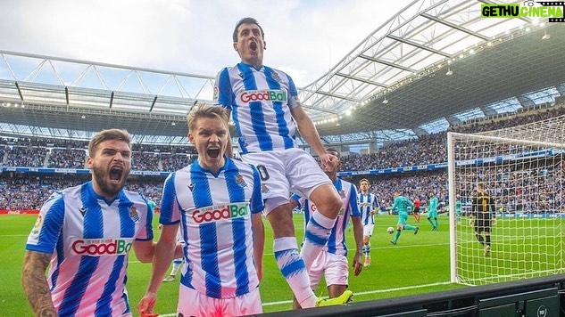 Martin 脴degaard Instagram - Orgulloso de ser parte de este equipo. Muchas gracias afici贸n por el apoyo 馃檶馃徏馃挋