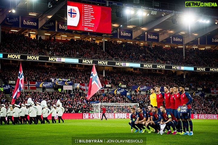 Martin Ødegaard Instagram - For et lag! Stolt. Takk til alle som skapte en fantastisk ramme på Ullevaal i går. #sterkeresammen 🇳🇴🇳🇴