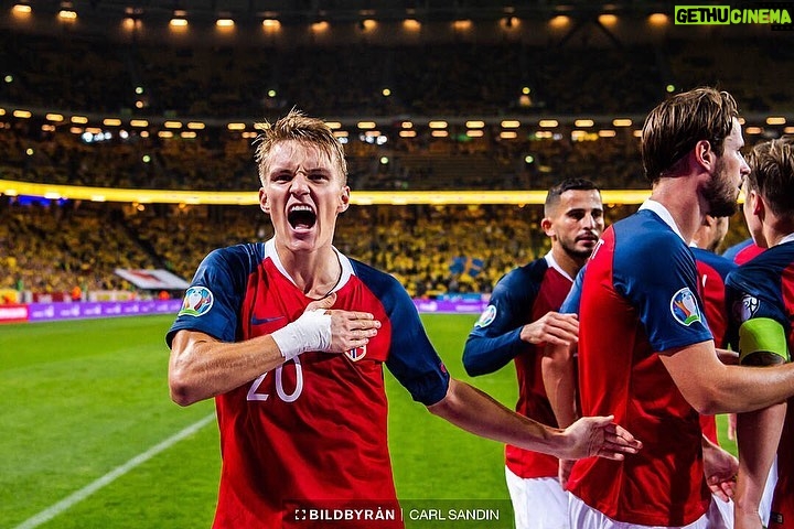 Martin Ødegaard Instagram - Stolt av å spille for Norge. Stolt av å være en del av det laget her. Alt er fortsatt mulig! ❤️🇳🇴