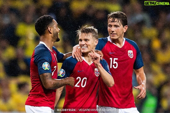Martin Ødegaard Instagram - Stolt av å spille for Norge. Stolt av å være en del av det laget her. Alt er fortsatt mulig! ❤️🇳🇴