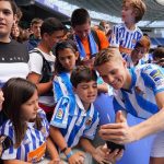 Martin Ødegaard Instagram - Un día muy especial! Muchas gracias por el recibimiento y el cariño hoy. Con ganas de empezar!! 💪🏼 @realsociedad 💙⚪️💙⚪️