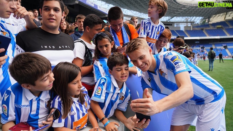 Martin Ødegaard Instagram - Un día muy especial! Muchas gracias por el recibimiento y el cariño hoy. Con ganas de empezar!! 💪🏼 @realsociedad 💙⚪️💙⚪️