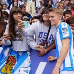 Martin Ødegaard Instagram - Un día muy especial! Muchas gracias por el recibimiento y el cariño hoy. Con ganas de empezar!! 💪🏼 @realsociedad 💙⚪️💙⚪️
