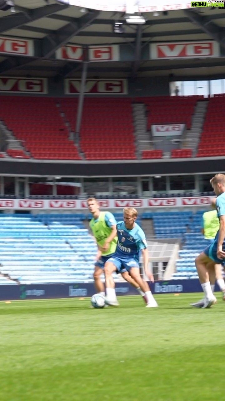 Martin Ødegaard Instagram - Ullevaal, sol og ball☀️🇳🇴