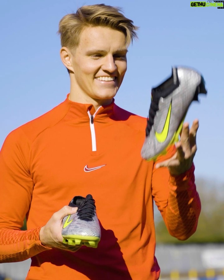 Martin Ødegaard Instagram - Stand out on the pitch while celebrating the history of game-changing speed like @odegaard.98, in the Mercurial 25. #nikefc #teamnike 📸 @unisportstore