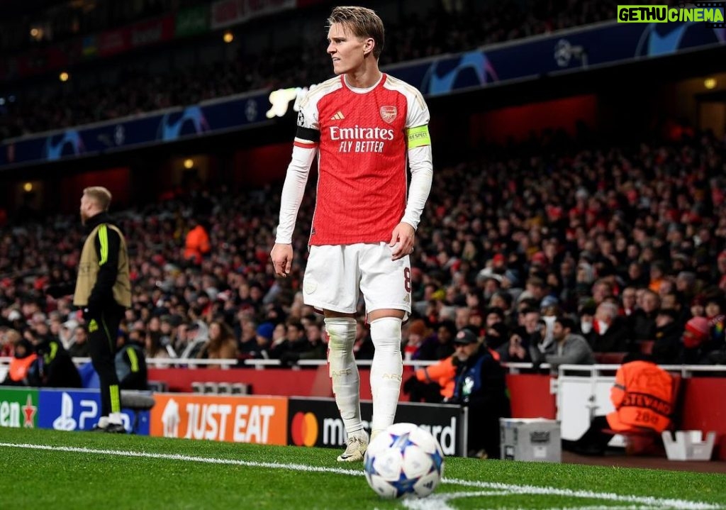 Martin Ødegaard Instagram - CL nights at the Emirates💫❤️ Well done the boys!