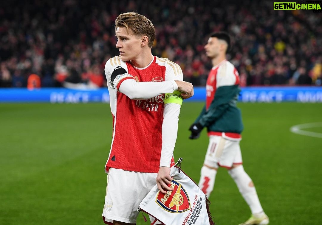 Martin Ødegaard Instagram - CL nights at the Emirates💫❤️ Well done the boys!