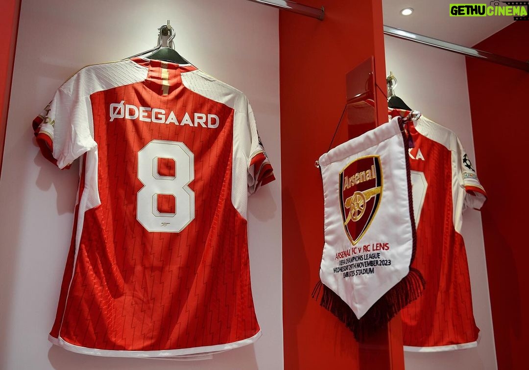 Martin Ødegaard Instagram - CL nights at the Emirates💫❤️ Well done the boys!