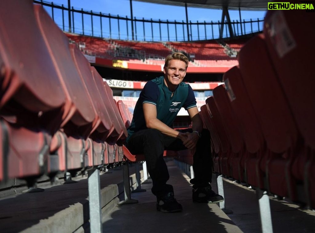 Martin Ødegaard Instagram - I’m here to stay ❤️ Excited, happy, ready. At home. Thanks for all the love, gunners. See you on Sunday 😉