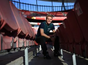 Martin Ødegaard Instagram - I’m here to stay ❤️ Excited, happy, ready. At home. Thanks for all the love, gunners. See you on Sunday 😉
