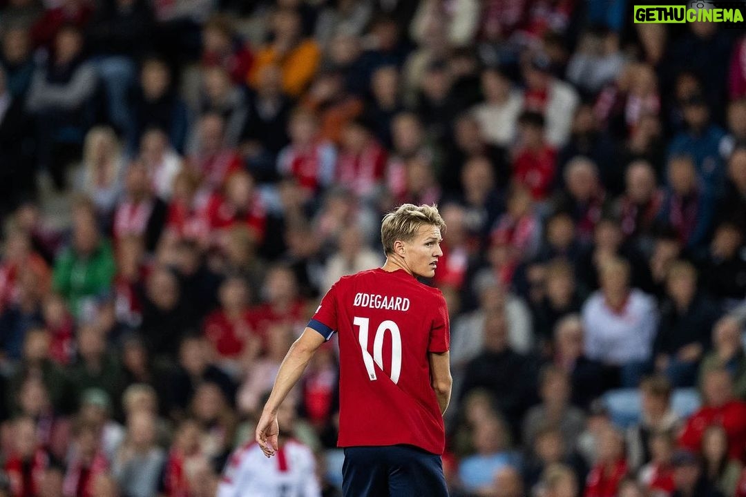 Martin Ødegaard Instagram - Fin samling med gutta🇳🇴❤️ Vi fighter videre! Takk for fantastisk støtte og stemning på Ullevaal! Ses i oktober 👊🏼