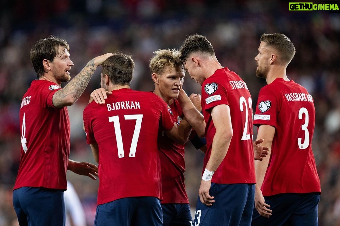 Martin Ødegaard Instagram - Fin samling med gutta🇳🇴❤️ Vi fighter videre! Takk for fantastisk støtte og stemning på Ullevaal! Ses i oktober 👊🏼