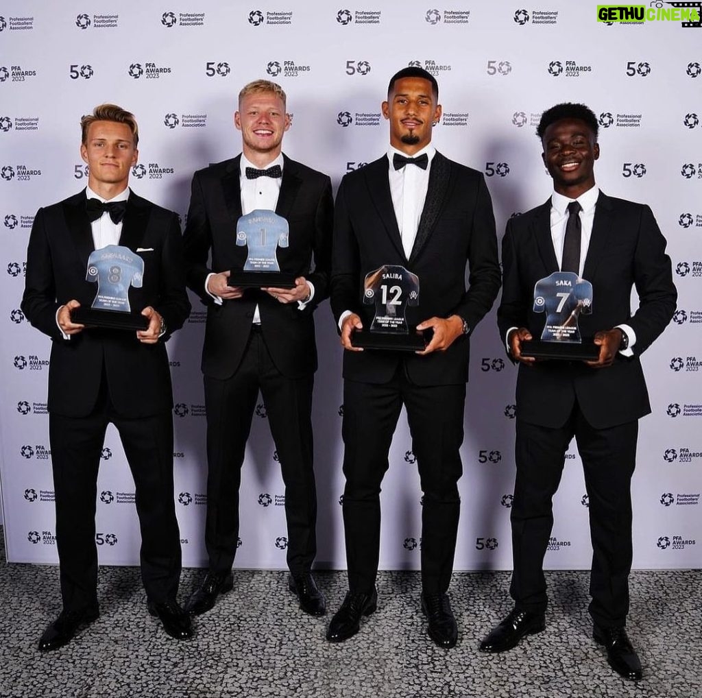 Martin Ødegaard Instagram - Really proud to be named in @the_pfa team of the year. With the boysss🙏🏼🙌🏼❤