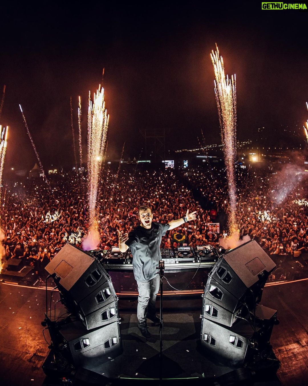 Martin Garrix Instagram - PERU!!!! I’m still dreaming, thank you for last night that was so so special ❤️🇵🇪❤️ +x Lima, Perú