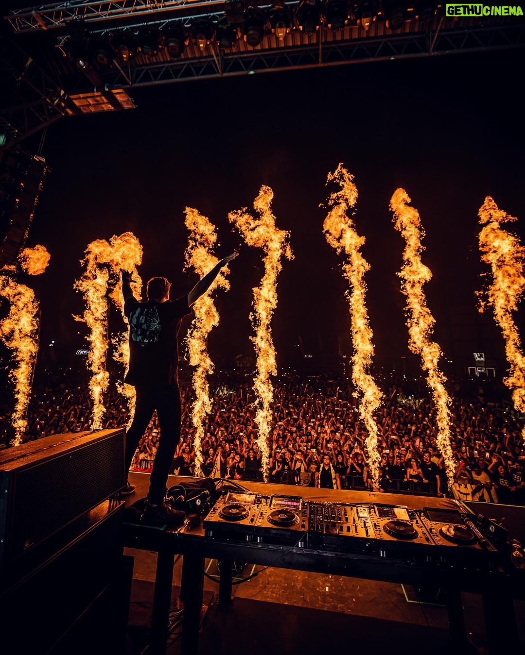 Martin Garrix Instagram - Bolivia first time back since 2015 and WOW I’ve missed you guys!! thanks for last night ❤️❤️❤️ Santa Cruz de la Sierra, Bolivia